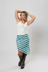 Minifalda con estampado geométrico en tonos celeste, blanco y verde.