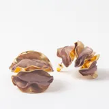 Caravanas circulares de diseño estructurado, compuestas por capas alternas de metal dorado y tela roja plisada.