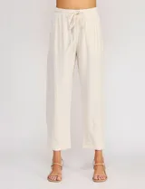 Pantalón holgado de lino color beige de la marca Allie Rose, con tiro alto y pretina elastizada con cordón de ajuste.