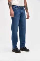 Jean de corte holgado en cadera y cintura con piernas de calce recto, en color azul oscuro con efecto lavado.