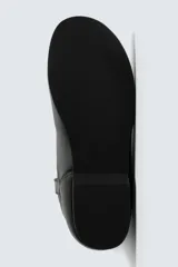 Bota de caña media fabricada en piel lisa, con diseño minimalista, tiradores laterales y suela a tono con ligero tacón.