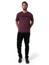 Remera Caterpillar de jersey color bordó, de manga corta y cuello redondo, con el logotipo de la marca estampado en negro en el pecho.