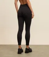 Calza deportiva larga de poliéster con textura jacquard de animal print leopardo.