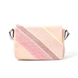 Bandolera rosa de símil cuero con solapa y diseño geométrico en tonos rosa, blanco, marrón y verde.