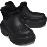 Botas cortas Crocs Stomp Lined Shorty color negro, con suela plataforma chunky texturizada y forro interior de corderito sintético negro.