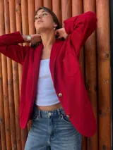 Blazer rojo de algodón, con solapas, dos botones dorados en el frente y puños con botones dorados.