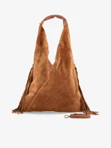 Cartera de gamuza negra con diseño amplio y silueta relajada, decorada con flecos laterales. Incluye un asa superior integrada, correa desmontable y un pequeño monedero frontal con cierre.