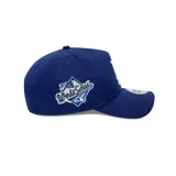 Gorra azul con el logo de Los Angeles Dodgers bordado en blanco en el frente y parche conmemorativo de las World Series en el lateral.