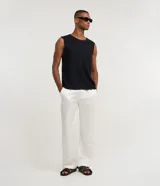 Musculosa masculina de tejido de punto texturizado color blanco, con escote redondo y corte regular.