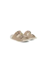 Sandalias de cuero color beige, con dos correas ajustables con hebillas metálicas.