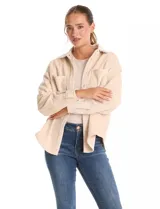 Sobrecamisa de pana color beige, con cuello solapa, cierre frontal con botones metálicos y bolsillos frontales amplios. Presenta una silueta holgada con hombros caídos y costuras estructuradas.