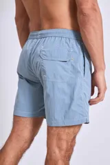Short de baño de color rosado con diseño liso y corte clásico, ideal para la playa o la pileta.