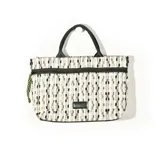 Cartera rectangular de símil cuero con diseño tejido en tonos beige, gris y negro. Tiene doble asa corta negra, cierre superior con cremallera y un bolsillo interno.