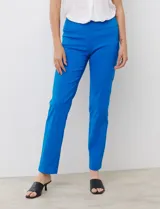 Pantalón de gabardina elastizada celeste, marca Zac & Rachel. Modelo recto con pretina ancha con faja interna modeladora, largo de pierna y costura frontal pespunteada.