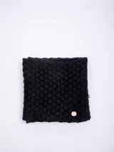 Cuello tejido de punto grueso color negro.