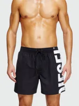 Short de baño Diesel color negro con logo de la marca estampado en letras grandes blancas en el lateral izquierdo. Cuenta con cintura elástica con cordón de ajuste.