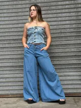 Pantalón de jean celeste, de tiro alto y corte súper ancho.