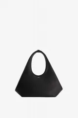 Cartera de cuero granulado negro con silueta rectangular y asa integrada que forma una línea continua con el cuerpo.