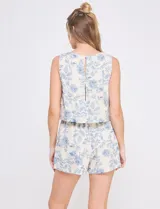 Enterito corto de lino y viscosa, con estampado floral azul sobre base beige, efecto dos piezas, escote cuadrado y cintura elastizada con cordón.