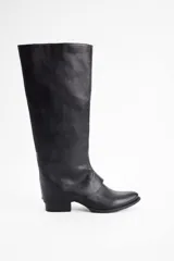 Bota de caña alta confeccionada en cuero vacuno, con diseño de solapa superior y taco bajo cuadrado.