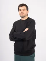 Buzo negro de algodón con felpa, cuello redondo y corte clásico.