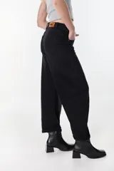 Pantalón jean color verde militar de corte balloon, tiro medio, con diseño abuchonado en las piernas y bolsillos laterales y traseros.