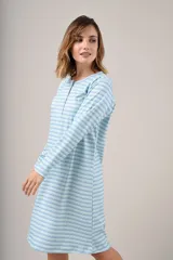 Camisón celeste con estampado de líneas horizontales, de manga larga y corte recto.