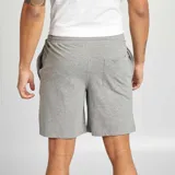Shorts de pijama de color gris melange, con cintura elástica ajustable mediante cordón y bolsillos laterales.