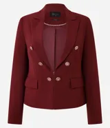 Blazer de sastrería entallado de color bordó, con solapas de muesca, cierre cruzado de botones dorados y bolsillos con solapa en los laterales.