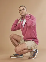 Canguro con cierre completo, color fucsia, con capucha y bolsillos laterales.