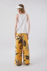 Musculosa blanca de breteles finos y corte irregular.