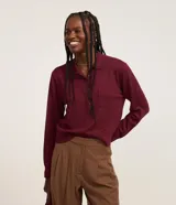 Blusa de punto color borgoña, con cuello solapa, abotonada, de manga larga y bolsillo en el pecho. Marca Blue Steel, colección Otoño/Invierno 2025.