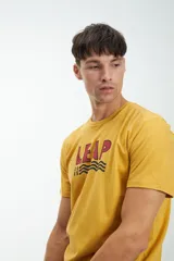 Remera de manga corta color coral con estampado en el pecho con la palabra "LEAP" en verde y un diseño de olas.