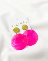 Aros colgantes con base circular de latón color dorado y dije circular de nácar color fucsia.