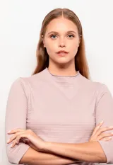 Polera manga 3/4 color lila, de corte ajustado y cuello alto con detalle de tela con textura a rayas horizontales.