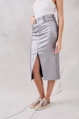 Falda midi plateada de corte recto, con abertura frontal y bolsillos delanteros.