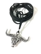 Collar con dije de calavera de toro color plateado y cordón de gamuza negro.