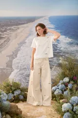 Remera blanca de algodón con bordados coloridos inspirados en la playa, de corte recto y manga corta.