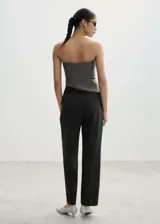 Pantalón de vestir de corte recto y tiro medio, con diseño de pinzas frontales, trabillas para cinturón y cierre oculto. Cuenta con bolsillos laterales y bolsillos de ribete en la parte posterior.