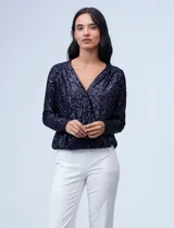 Blusa azul marino de microtul bordado con lentejuelas, con escote en V cruzado, ruedo elastizado y forro interno a tono.