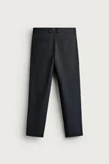 Pantalón chino negro slim fit de corte recto, con bolsillos frontales, trabillas para cinturón y cierre frontal con cremallera y botón.