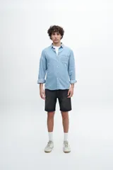 Camisa denim de manga larga confeccionada en 100% algodón, con calce clásico, bolsillo en el pecho y botones personalizados.