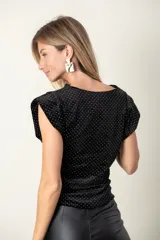 Blusa italiana de terciopelo negro con apliques de brillos plateados.