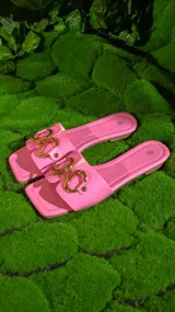 Sandalias negras con base cuadrada y tira ancha sobre el empeine, con aplique de cadena dorada.