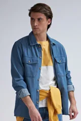 Remera de manga corta con diseño de bloques de color blanco, verde azulado y mostaza.