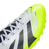 Championes de fútbol Adidas Predator League TF, color blanco con estampado de piel de serpiente, detalles en negro y amarillo flúor. Presentan las tres tiras características de la marca en los laterales y suela con tapones para césped artificial.