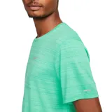 Remera Nike de hombre para running, modelo Dri-FIT Miler. Diseño liso color verde agua con logo de la marca en el pecho.