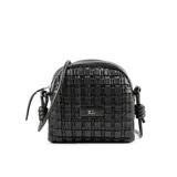 Bandolera negra de cuero sintético con diseño tejido. Tiene correa regulable, acceso con cierre, herrajes plateados y logo metálico frontal.