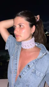 Gargantilla tejida a mano en crochet con hilo de algodón color lila.