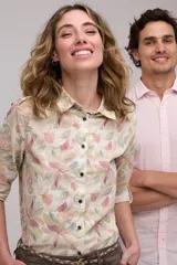 Camisa de lino manga larga con estampa botánica en tonos suaves, de corte clásico y cierre frontal con botones.